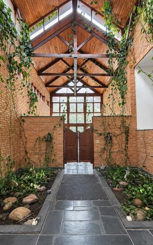 Casa de condomínio à venda com 650m², 4 quartos e 3 vagas Casa de condomínio à venda com 650m², 4 quartos e 3 vagasEntrada