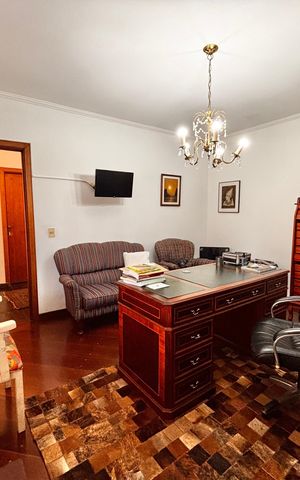Casa de condomínio à venda com 650m², 4 quartos e 3 vagas Casa de condomínio à venda com 650m², 4 quartos e 3 vagasEscritório