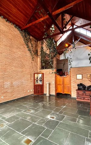 Casa de condomínio à venda com 650m², 4 quartos e 3 vagas Casa de condomínio à venda com 650m², 4 quartos e 3 vagasEntrada