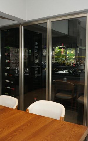 Casa de condomínio para alugar com 460m², 4 quartos e 4 vagasAdega