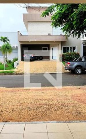 Casa à venda com 176m², 3 quartos e 4 vagas Casa à venda com 176m², 3 quartos e 4 vagasFachada