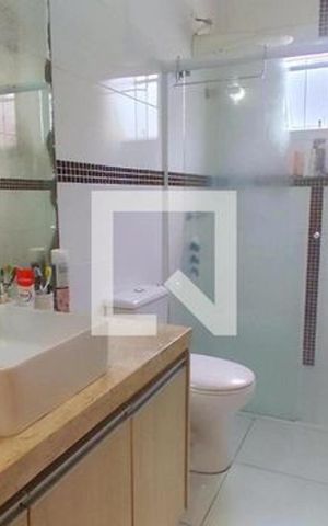Casa à venda com 176m², 3 quartos e 4 vagas Casa à venda com 176m², 3 quartos e 4 vagasBanheiro 1