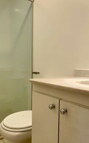 Apartamento à venda com 89m², 2 quartos e 2 vagas Apartamento à venda com 89m², 2 quartos e 2 vagasBanheiro da Suíte