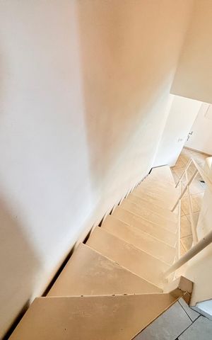 Apartamento à venda com 74m², 2 quartos e 2 vagas Apartamento à venda com 74m², 2 quartos e 2 vagasEscada