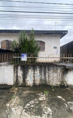 Casa à venda com 300m², 3 quartos e 3 vagas Casa à venda com 300m², 3 quartos e 3 vagasFachada