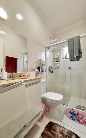 Casa à venda com 121m², 2 quartos e 1 vagaBanheiro suíte 1