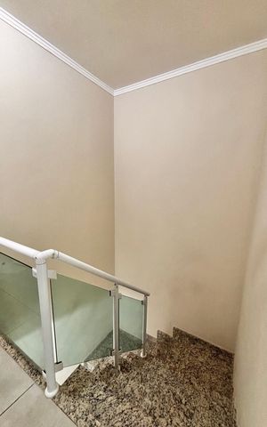 Casa à venda com 121m², 2 quartos e 1 vagaEscada