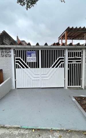 Casa à venda com 130m², 3 quartos e 2 vagas Casa à venda com 130m², 3 quartos e 2 vagasFachada + Placa