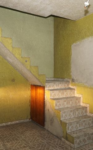 Casa para alugar com 150m², 3 quartos e 2 vagasEscada