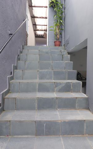 Casa à venda com 162m², 2 quartos e 2 vagasEscada