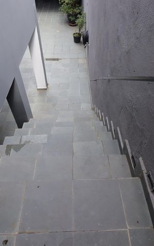 Casa à venda com 162m², 2 quartos e 2 vagasEscada