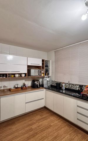 Casa de condomínio à venda com 134m², 3 quartos e 2 vagas Casa de condomínio à venda com 134m², 3 quartos e 2 vagasCozinha e Área de Serviço