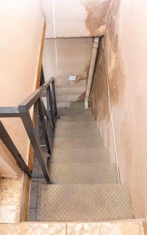 Casa à venda com 109m², 3 quartos e 2 vagasEscada