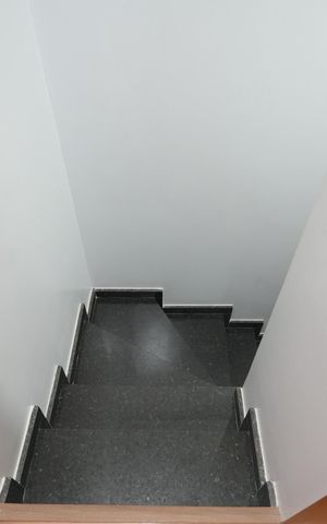 Casa à venda com 90m², 2 quartos e 2 vagasEscada