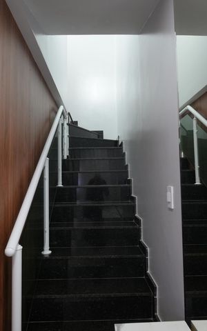 Casa à venda com 90m², 2 quartos e 2 vagasEscada