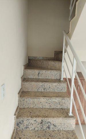 Casa de condomínio à venda com 150m², 3 quartos e 3 vagasEscada