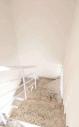 Casa de condomínio à venda com 150m², 3 quartos e 3 vagasEscada