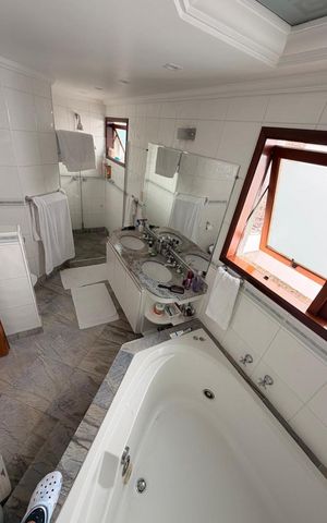 Casa de condomínio à venda com 400m², 5 quartos e 5 vagas Casa de condomínio à venda com 400m², 5 quartos e 5 vagasBanheiro
