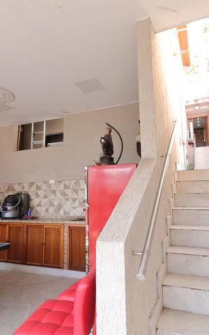 Casa à venda com 250m², 5 quartos e 2 vagasEscada