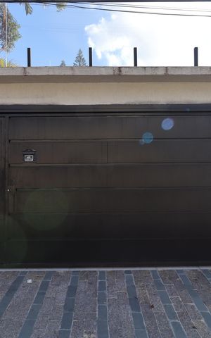 Casa à venda com 250m², 5 quartos e 2 vagasFachada