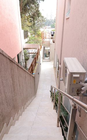 Casa à venda com 250m², 5 quartos e 2 vagasEscada externa
