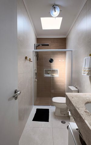 Casa de condomínio à venda com 135m², 3 quartos e 3 vagas Casa de condomínio à venda com 135m², 3 quartos e 3 vagasBanheiro da Suíte