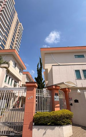 Casa de condomínio à venda com 135m², 3 quartos e 3 vagas Casa de condomínio à venda com 135m², 3 quartos e 3 vagasFachada