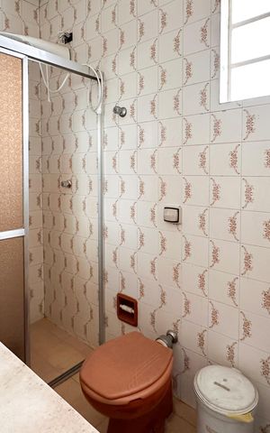Casa à venda com 180m², 6 quartos e 2 vagas Casa à venda com 180m², 6 quartos e 2 vagasBanheiro Social
