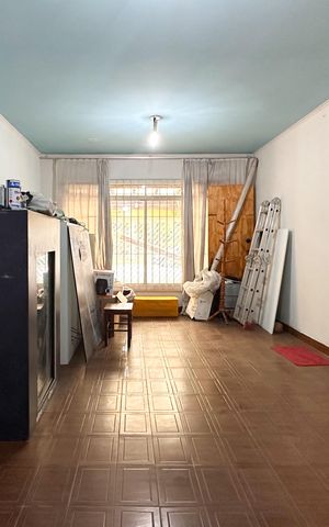 Casa à venda com 180m², 6 quartos e 2 vagas Casa à venda com 180m², 6 quartos e 2 vagasSala