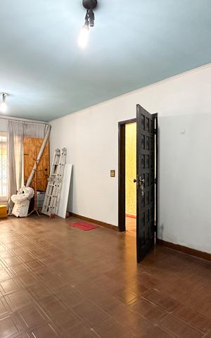 Casa à venda com 180m², 6 quartos e 2 vagas Casa à venda com 180m², 6 quartos e 2 vagasSala