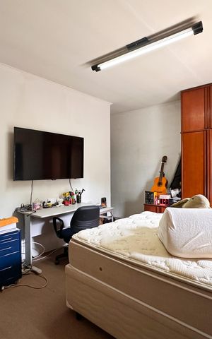 Casa à venda com 180m², 6 quartos e 2 vagas Casa à venda com 180m², 6 quartos e 2 vagasQuarto 1