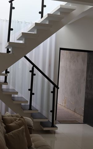 Casa à venda com 143m², 1 quarto e 4 vagas Casa à venda com 143m², 1 quarto e 4 vagasEscada