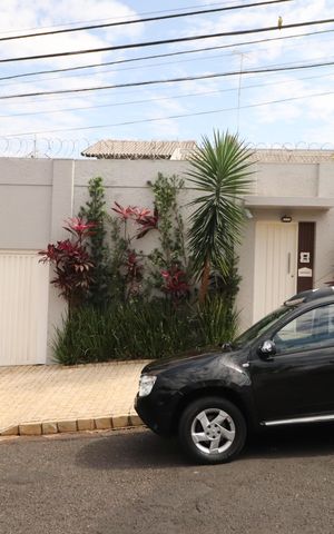 Casa para alugar com 320m², 4 quartos e 3 vagasFachada