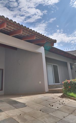 Casa para alugar com 320m², 4 quartos e 3 vagasFachada
