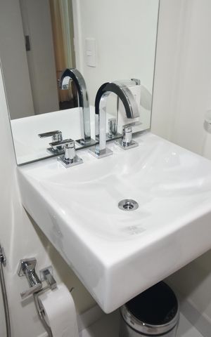 Casa de condomínio para alugar com 250m², 2 quartos e 4 vagas Casa de condomínio para alugar com 250m², 2 quartos e 4 vagasBanheiro da suite