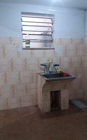 Casa para alugar com 32m², 1 quarto e sem vaga