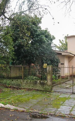 Casa à venda com 98m², 3 quartos e 6 vagas Casa à venda com 98m², 3 quartos e 6 vagasFachada