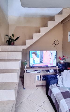 Casa à venda com 60m², 3 quartos e sem vaga Casa à venda com 60m², 3 quartos e sem vagaSala