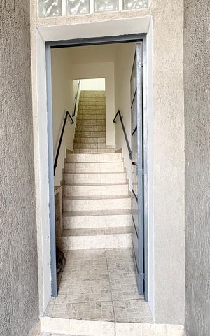 Studio para alugar com 150m², 1 quarto e sem vaga Studio para alugar com 150m², 1 quarto e sem vagaEscada de entrada