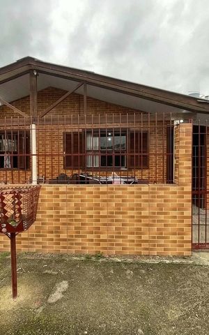 Casa à venda com 80m², 3 quartos e 2 vagas Casa à venda com 80m², 3 quartos e 2 vagasFachada