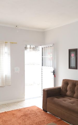 Casa à venda com 200m², 2 quartos e 2 vagasSala