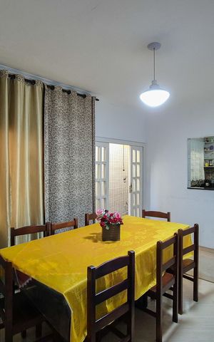 Casa à venda com 220m², 4 quartos e 2 vagas Casa à venda com 220m², 4 quartos e 2 vagasSala