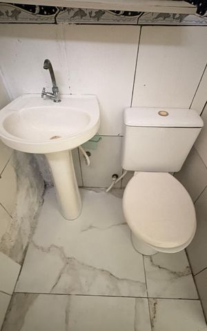 Casa à venda com 40m², 1 quarto e sem vaga Casa à venda com 40m², 1 quarto e sem vagaBanheiro