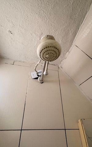 Casa à venda com 40m², 1 quarto e sem vaga Casa à venda com 40m², 1 quarto e sem vagaBanheiro