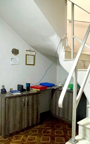 Casa à venda com 160m², 3 quartos e 2 vagas Casa à venda com 160m², 3 quartos e 2 vagasEscada