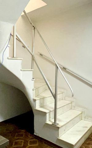 Casa à venda com 160m², 3 quartos e 2 vagas Casa à venda com 160m², 3 quartos e 2 vagasEscada