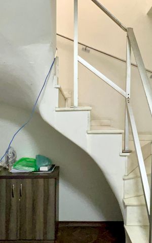 Casa à venda com 160m², 3 quartos e 2 vagas Casa à venda com 160m², 3 quartos e 2 vagasEscada