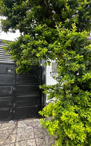 Casa à venda com 300m², 4 quartos e 3 vagas Casa à venda com 300m², 4 quartos e 3 vagasFachada