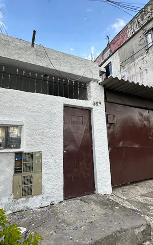 Casa à venda com 300m², 3 quartos e 3 vagas Casa à venda com 300m², 3 quartos e 3 vagasFachada