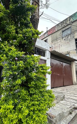 Casa à venda com 300m², 4 quartos e 3 vagas Casa à venda com 300m², 4 quartos e 3 vagasFachada